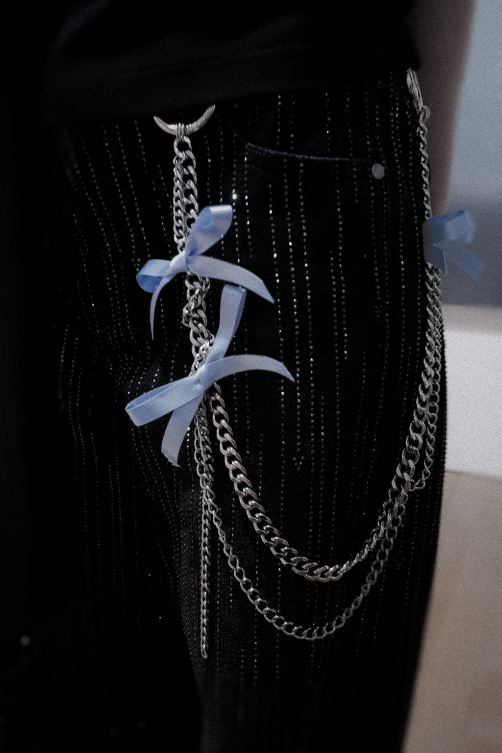 Asymmetric Bow Chain